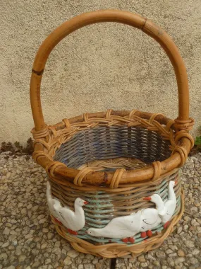 Panier ancien rond en osier à décor d'oies