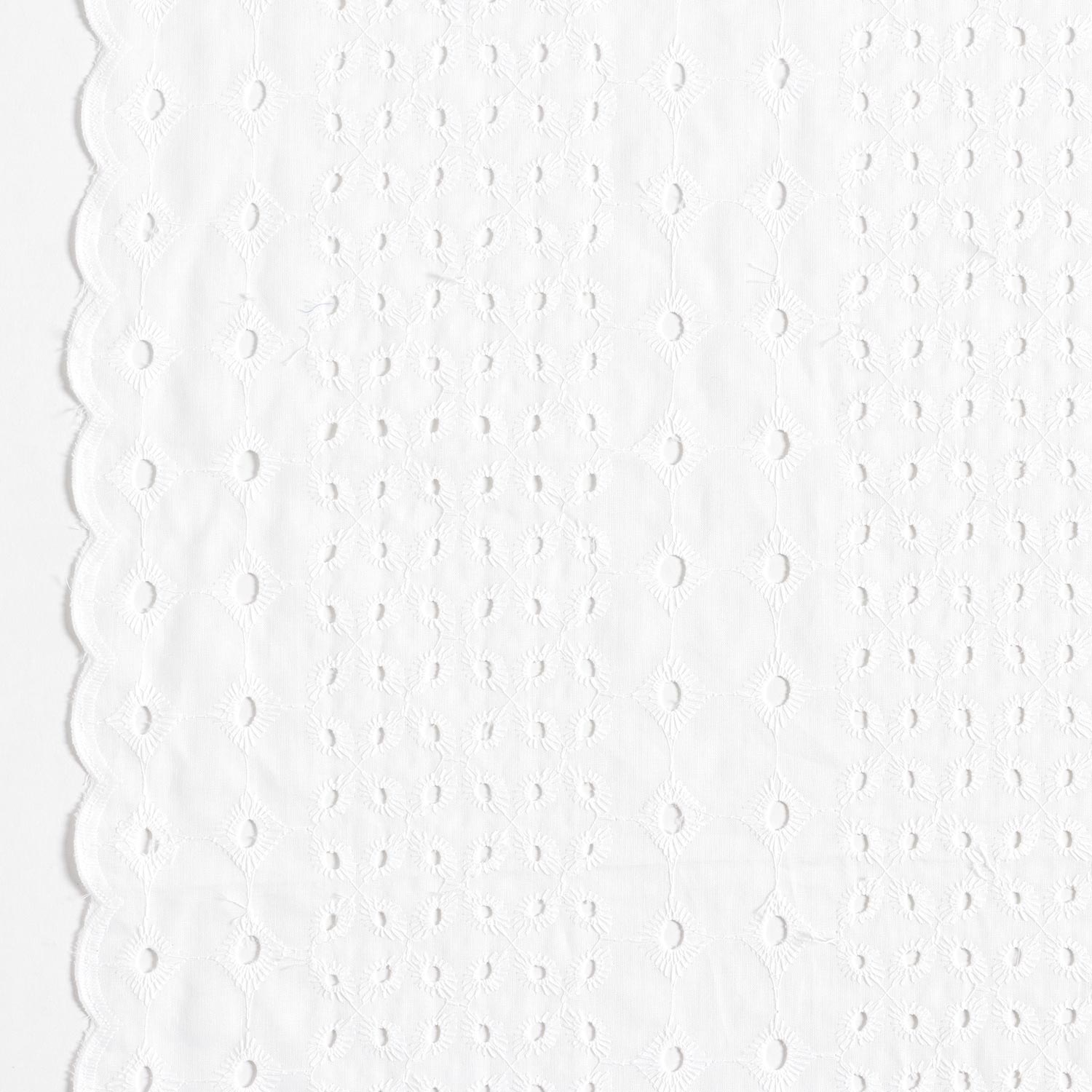 Tissu en coton Décor de broderie ajourée – blanc